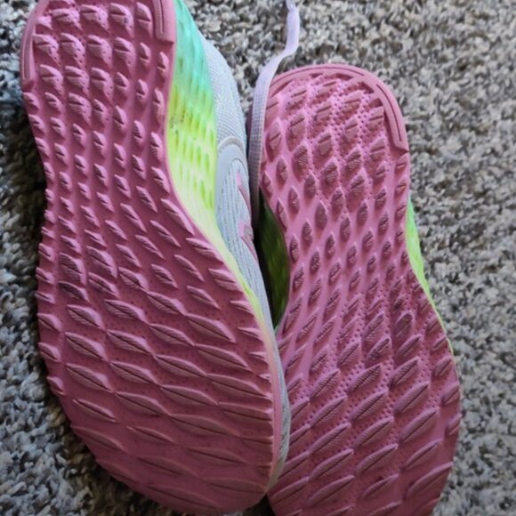 Girls size 12.5 new balance fresh foam sneakers - Picture 8 of 9